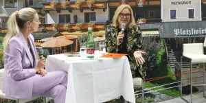 Moderatorin Martina Klementin und Kathrin Stainer-Hämmerle 