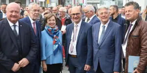 Bundeskanzler Christian Stocker, Bundespräsident Alexander Van der Bellen mit Ehefrau Doris Schmidauer, Gemeindebundpräsident Johannes Pressl, Landeshauptmann Peter Kaiser und der Klagenfurter Bürgermeister Christian Scheider.