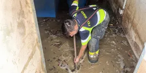 Feuerwehrmann reinigt Kellner nach Überflutung