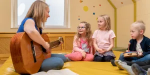 Kinder mit Kindergartenpädagogin