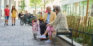 Menschen in einer Fußgängerzone