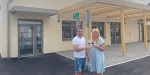  Bürgermeister Ivan Grujic und Vize Karin Vukman-Artner vor dem Gasthaus.