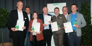Landtagsabgeordneter Simon Wallner und Gerhard Löffler (Leiter Referat 4/04 - Energiewirtschaft und -beratung) bei der Überreichung des Landesenergiepreises in der Kategorie „Photovoltaik im Gemeindegebiet“ an die Gemeinden: Abtenau, Altenmarkt im Pongau, Goldegg, Hüttau und Kuchl. 