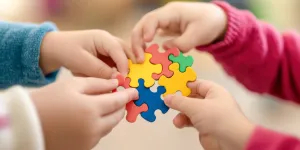 Kinder setzen ein Puzzle zusammen