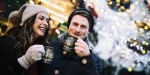 Pärchen auf dem Weihnachtsmarkt 