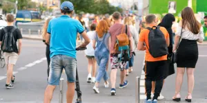 Scooter-Fahrer am Gehsteig