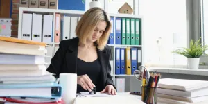 Frau arbeitet in einem Büro