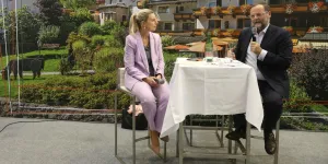 Staatssekretär Sepp Schellhorn mit Moderatorin Martin Klementin.