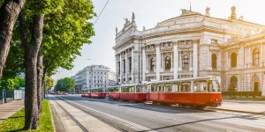 Straßenbahn vor dem Burgtheater