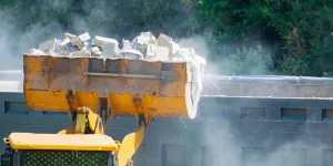 Bagger mit Bauschutt