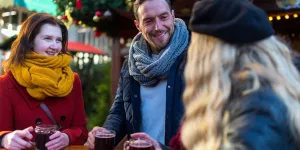 Menschen bei einem Punschstand