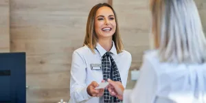 Frauen an der Rezeption eines Hotels