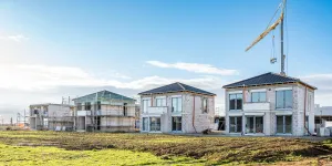 Baustelle mit Kran im Neubaugebiet