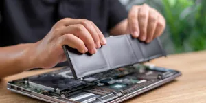 Akku aus einem Laptop wird entfernt