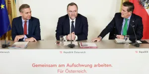 Wirtschaftsminister Wolfgang Hattmannsdorfer, Staatssekretär Sepp Schellhorn und Verkehrsminister Peter Hanke beim Pressefoyer nach dem Ministerrat.