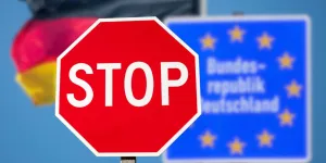 Schild Bundesrepublik Deutschland und Stoppschild als Symbol für die geschlossene deutsche Grenze