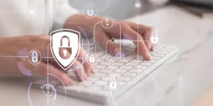 Hände an Computertastatur