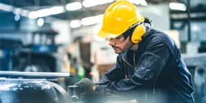 Arbeiter an einer Maschine