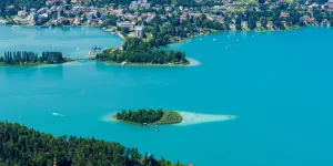 Blick auf die Kapuzinerinsel, die Pörtschacher Halbinsel und die Blumeninsel im Wörthersee