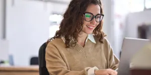 junge Frau mit Laptop