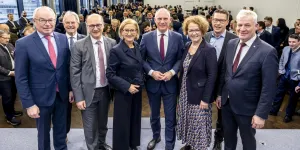LH-Stellvertreter Stephan Pernkopf, Landtagspräsident Karl Wilfing, Gemeindebund-Präsident Johannes Pressl, Landeshauptfrau Johanna Mikl-Leitner, Innenminister Gerhard Karner, Landesrätin Christiane Teschl-Hofmeister, VP-Klubobmann Kurt Hackl und Landesrat Anton Kasser.