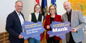 Eric Bouton, Betreiber des Kino „Acht Millimeter“ in Mank, mit Tochter Jaqueline Bouton, Landeshauptfrau Johanna Mikl-Leitner und Bürgermeister Martin Leonhardsberger mit der 100. „„Regionalkultur ist verlässlich echt“-Plakette.