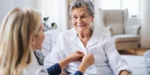 Pflegerin mit älterer Frau