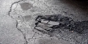 Schlagloch auf einer Straße