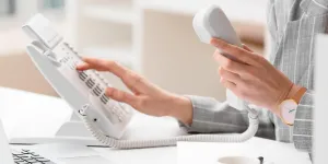 Frau beim Telefonieren