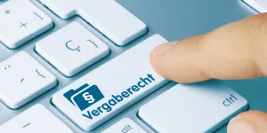 Computer mit Taste "Vergaberecht"