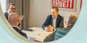  Jan Kluge und Franz Schellhorn beim Gespräch mit Michael Zimper und Hans Braun.