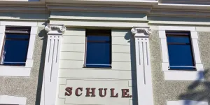 Öffentliches Schulgebäude