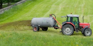 Traktor beim Güllen