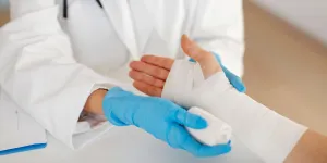 Ärztin verbindet Hand