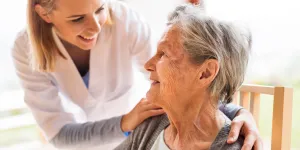 Pflegerin und alte Frau