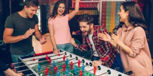 Jugendliche beim Tischfußball