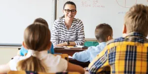 Lehrerin in der Schule