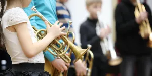 Kinder beim Trompeten-Unterricht