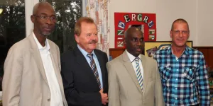 Der Bürgermeister der senegalesischen Gemeine Kidira, Demba Thiam, bei einem Besuch in Deutschland bei den „NaturFreunde Berghausen e.V“. Mit auf dem Bild sein Vorgänger als Bürgermeister, Mamadou Diallo, mit Heinz Roser und Frank Hörter.