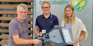 Eichgrabens Bürgermeister Georg Ockermüller hat mit dem Elektroanlagenbau Wallner (links Johann, rechts Julia Wallner) aus Altlengbach den Leuchtentausch vorgenommen.