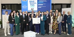 Die Gewinnerinnen des „Phönix“ 2026 (Mitte, v.r.n.l. Julia Kiraly, Franziska Halbwidl, Lisa Hochstöger, Conny Lachmann, Laura Puralka (abwesend)) mit ÖWAV Präsident Martin Niederhuber (vierter v.l.) und SC Christian Holzer (sechster v.r.)