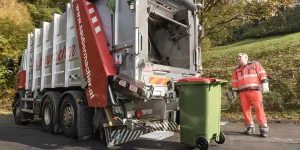 Ein im Müllfahrzeug eingebauter Scanner analysiert die materielle Zusammensetzung der Oberfläche des Abfalls, d. h. Sensoren und Multispektralkameras prüfen diese und generieren Daten. 