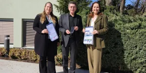 Stefanie Jirgal, Leiterin der Initiative „Stadt des Miteinanders“, Bürgermeister Peter Eisenschenk und Stadträtin Eva Koloseus.