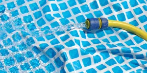 Schlauch in einem Plastikschwimmbecken