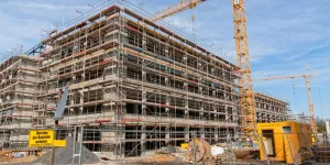 Baustelle mit Kran