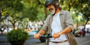 Mann auf einem Elektroroller