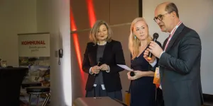 Gemeindebundpräsident Johannes Pressl diskutierte beim Kommunalwirtschaftsforum in Krems mit NEOS-Kommunalsprecherin Gertraud Auinger-Oberzaucher (li.) über Gemeindezusammenlegungen. Mitte: Moderatorin Sabine Kronberger