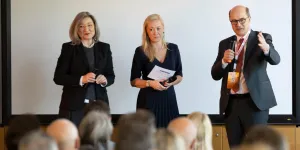 NEOS-Kommunalsprecherin Gertraud Auinger-Oberzaucher, Moderatorin Sabine Kronberger und Gemeindebund-Präsident Johannes Pressl.