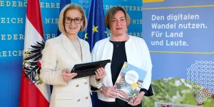 Landeshauptfrau Johanna Mikl-Leitner mit Gerlinde Muhr, Bürgermeisterin Bischofstetten.