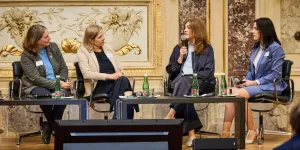 Im Gespräch bei der Bürgermeisterinnen-Konferenz: (v.l.n.r.  Vizebürgermeisterin Judith Schwentner und Bürgermeisterin Elke Kahr aus Graz, Bürgermeisterin Angela Baumgartner und Amtsleiterin Melinda Oesterreicher aus Sulz im Weinviertel.